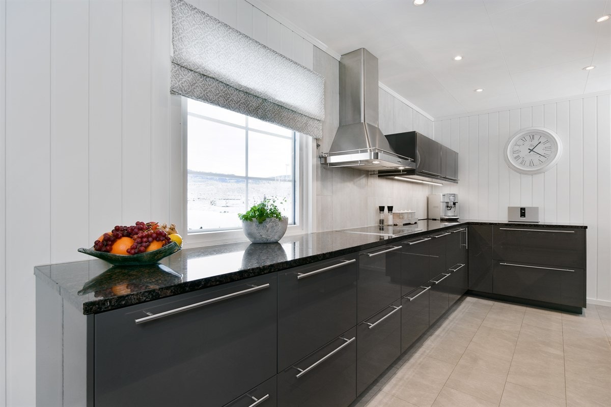 Denne løsningen gir svært effektive arbeidsflater og meget god lagringsplass i skap og skuffer. Galleribilde