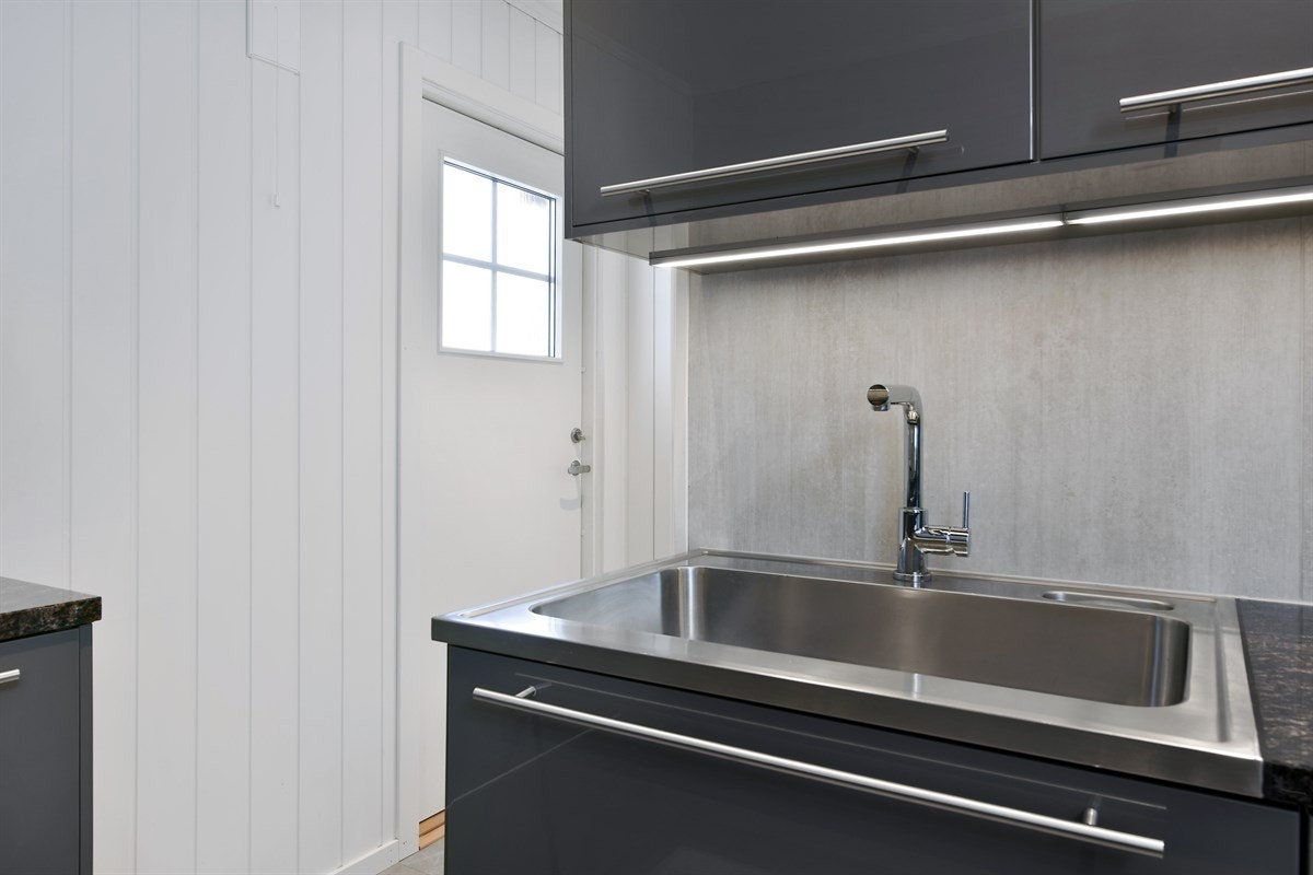 Hvitevarer er integrerte og består av oppvaskmaskin fra Miele, kjøleskap fra Ikea, samt mikrobølgeovn og stekeovn fra Beha. Galleribilde