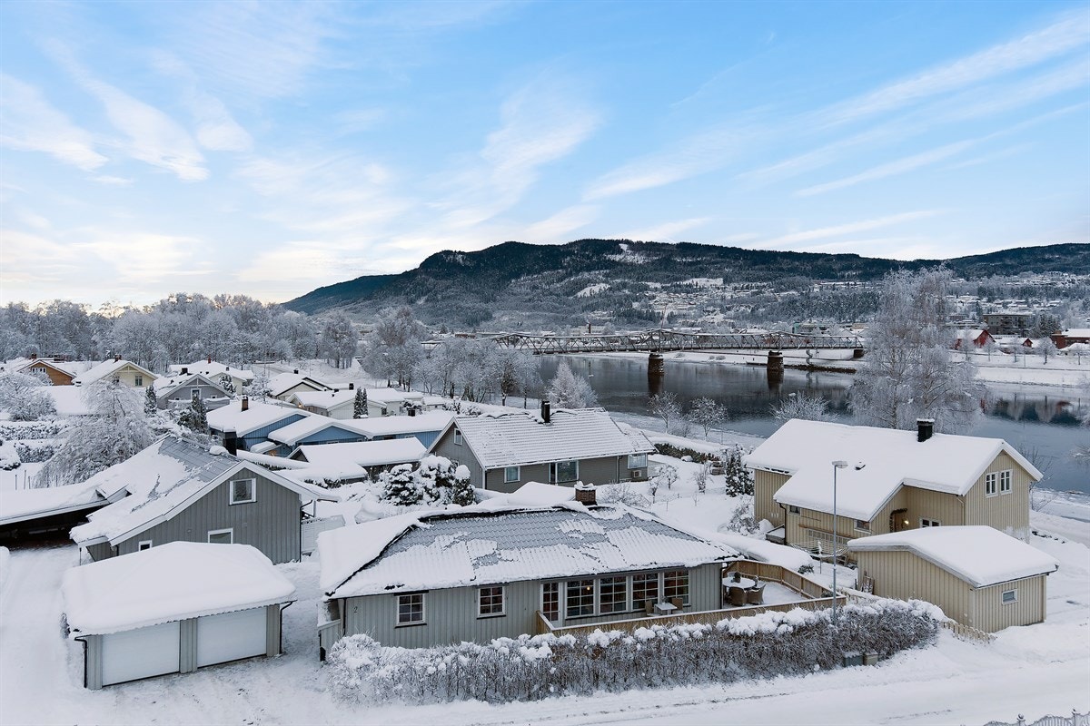 Tomten består blant annet av en skjermet hage med isolert anneks/dukkestue og en solrik hjørneterrasse. Galleribilde