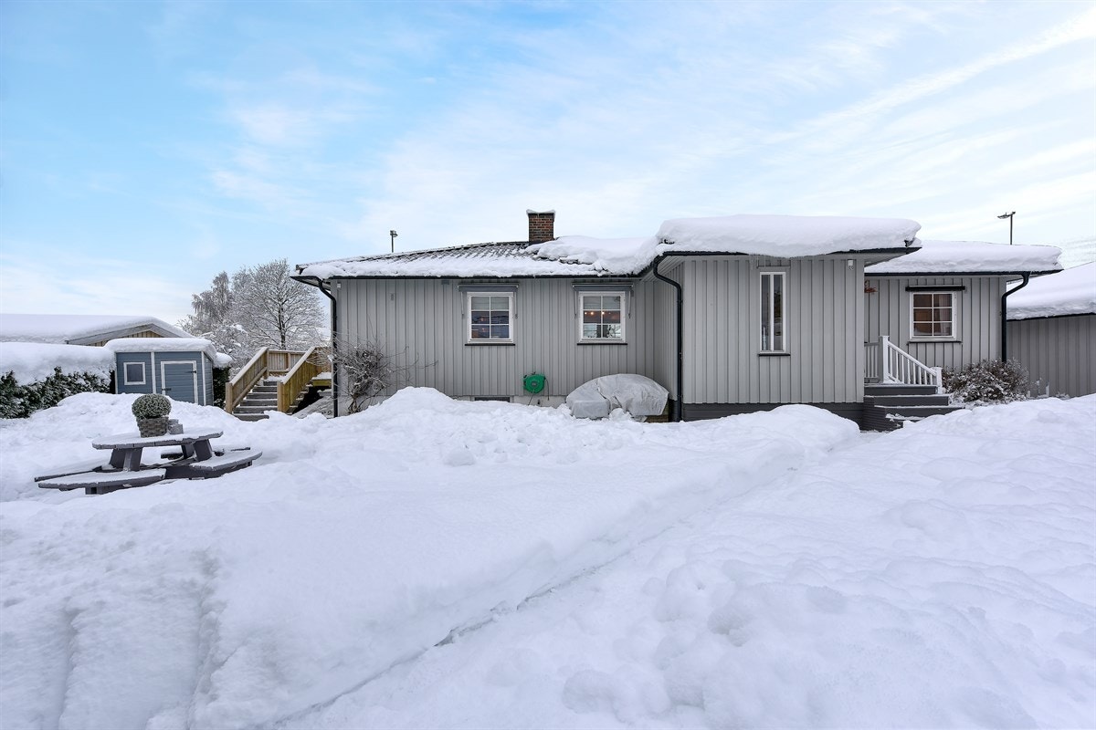 Området gir mulighet for offentlig kommunikasjon via buss og tog, hvorav nærmeste bussholdeplass er Buskerud Storsenter som ligger i underkant av 800 m fra boligen. Galleribilde