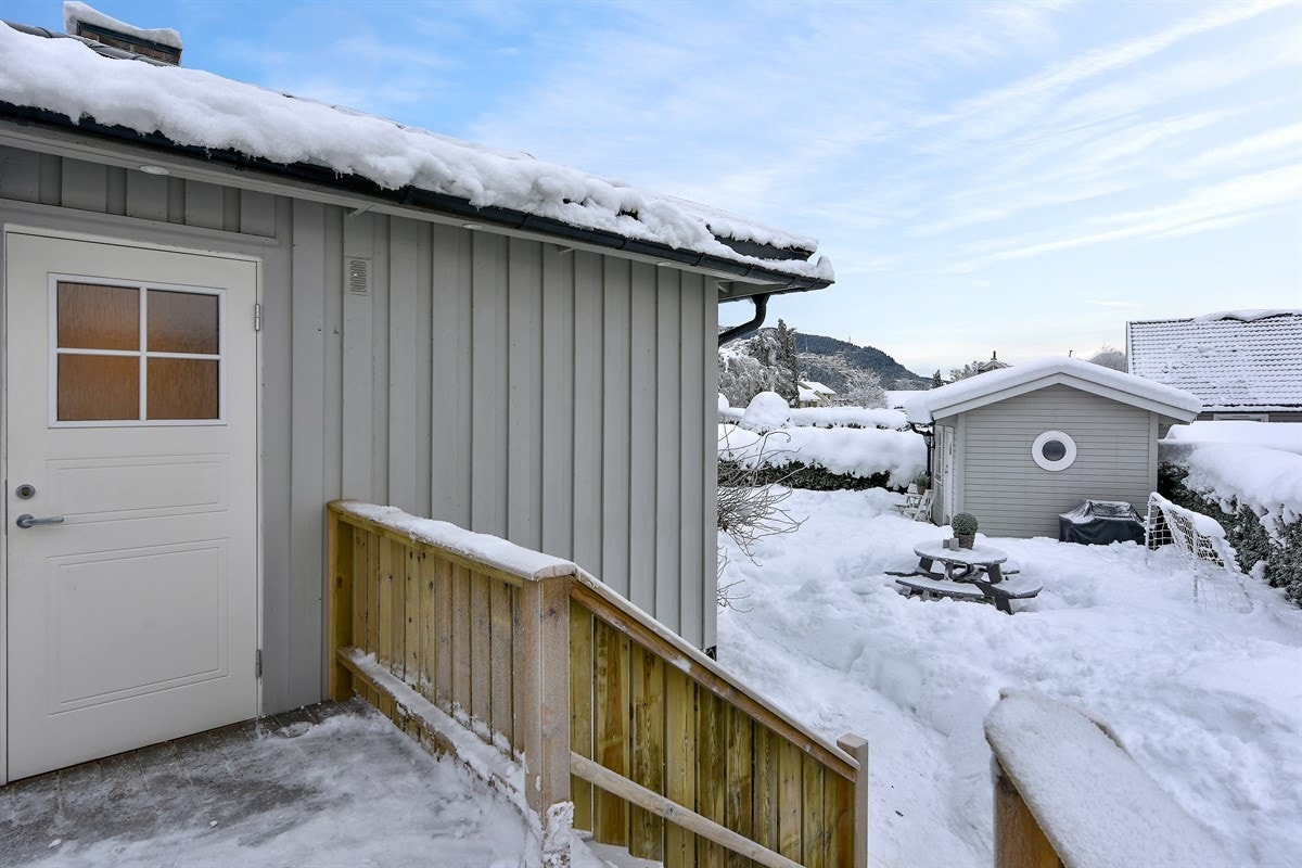 Boligen har adkomst via pent opparbeidet inngangsparti med nymontert trappesats. Galleribilde