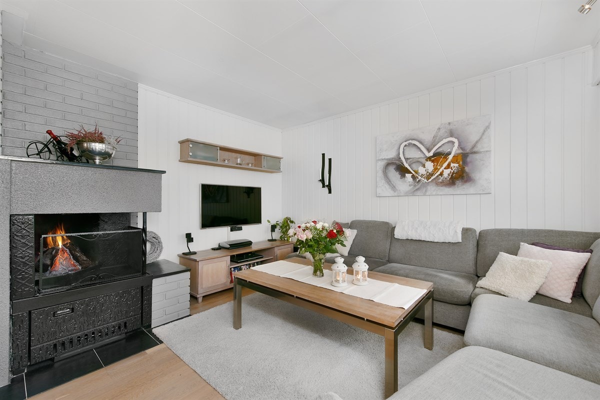 Rommet har en romslig sofakrok med åpen peis som gir ekstra varme og hygge. Galleribilde