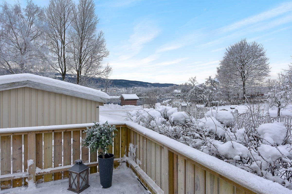 Eiendommen er pent opparbeidet med inngjerdet hage, steinbelagt gårdsplass og terrasse. Galleribilde