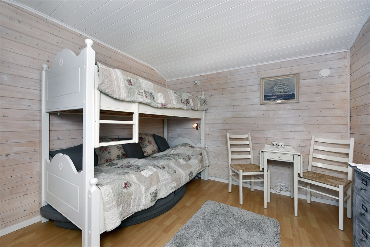 Annekset/dukkestue er innredet med sengeplasser. Galleribilde