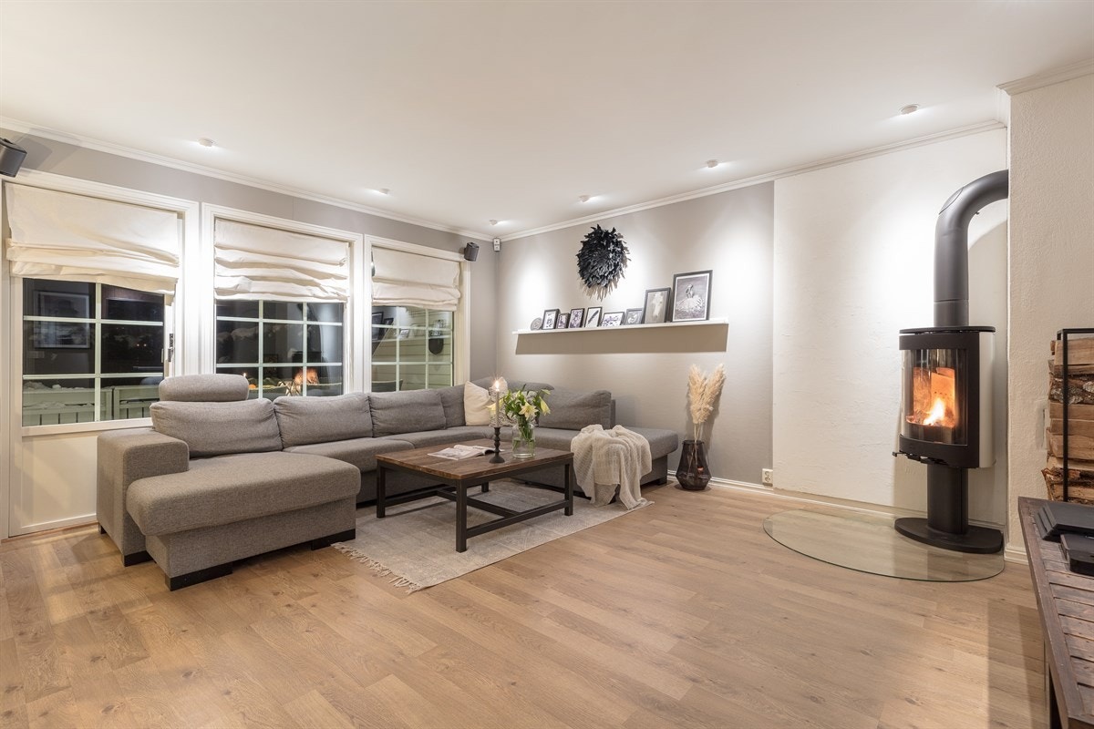 En frittstående peisovn med stålpipe sørger for ekstra varme og hygge på mørke høst- og vinterkvelder. Galleribilde