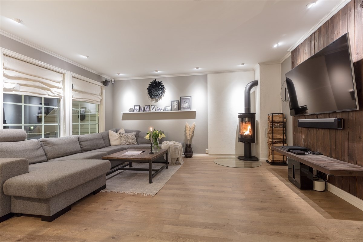 I første etasje har tomannsboligen en særdeles tiltalende stue i åpen løsning med et velutstyrt, moderne kjøkken. Galleribilde