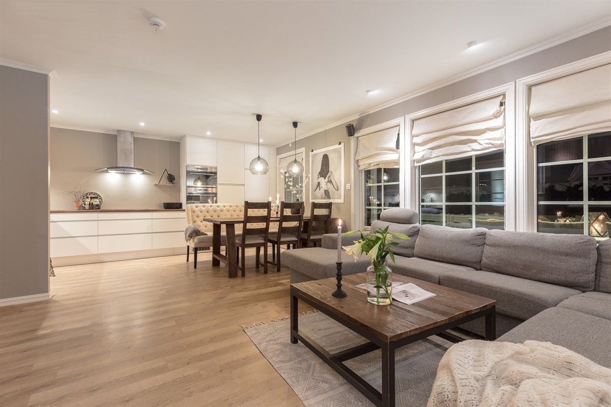 Den åpne løsningen bidrar til å skape en lys, sosial arena som innbyr til hyggelige middagsselskaper i gode venners lag rundt et langbord. Galleribilde