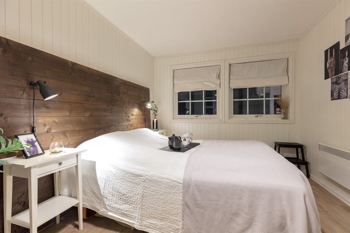 Det er for øvrig god lagringsplass i lagringskott i entré, på isolert loft, i utvendig bod og på loft over garasjen. Galleribilde