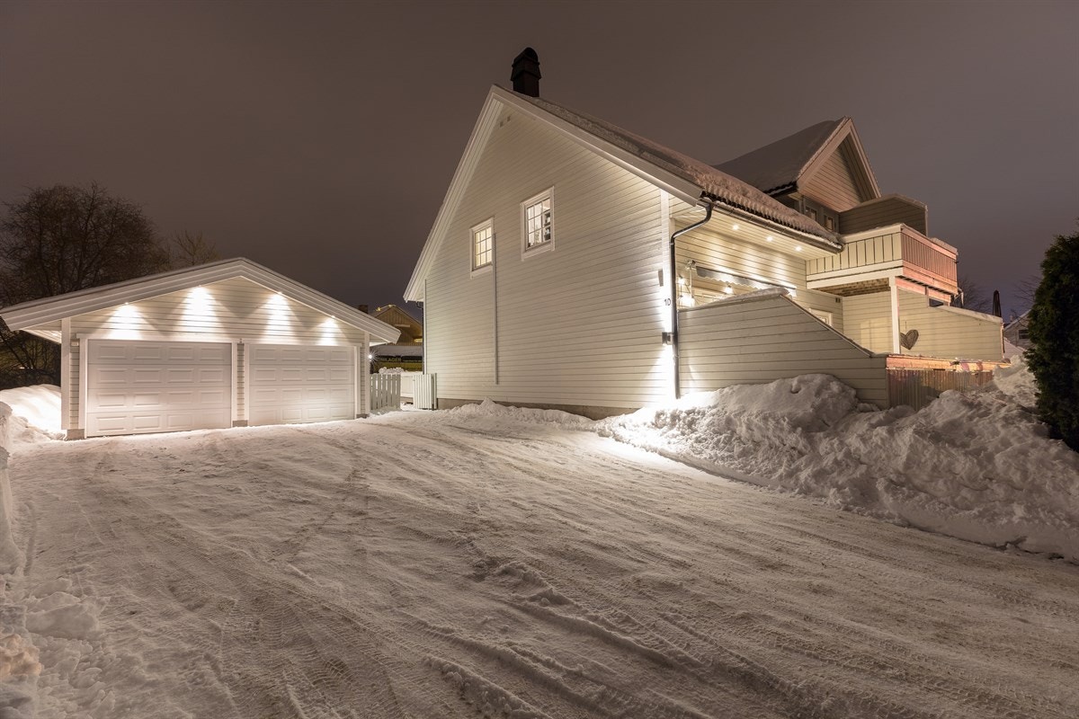 Børserudvegen 1 D er en luftig og særdeles tiltalende vertikaldelt tomannsbolig over to plan, med sentral beliggenhet. Galleribilde