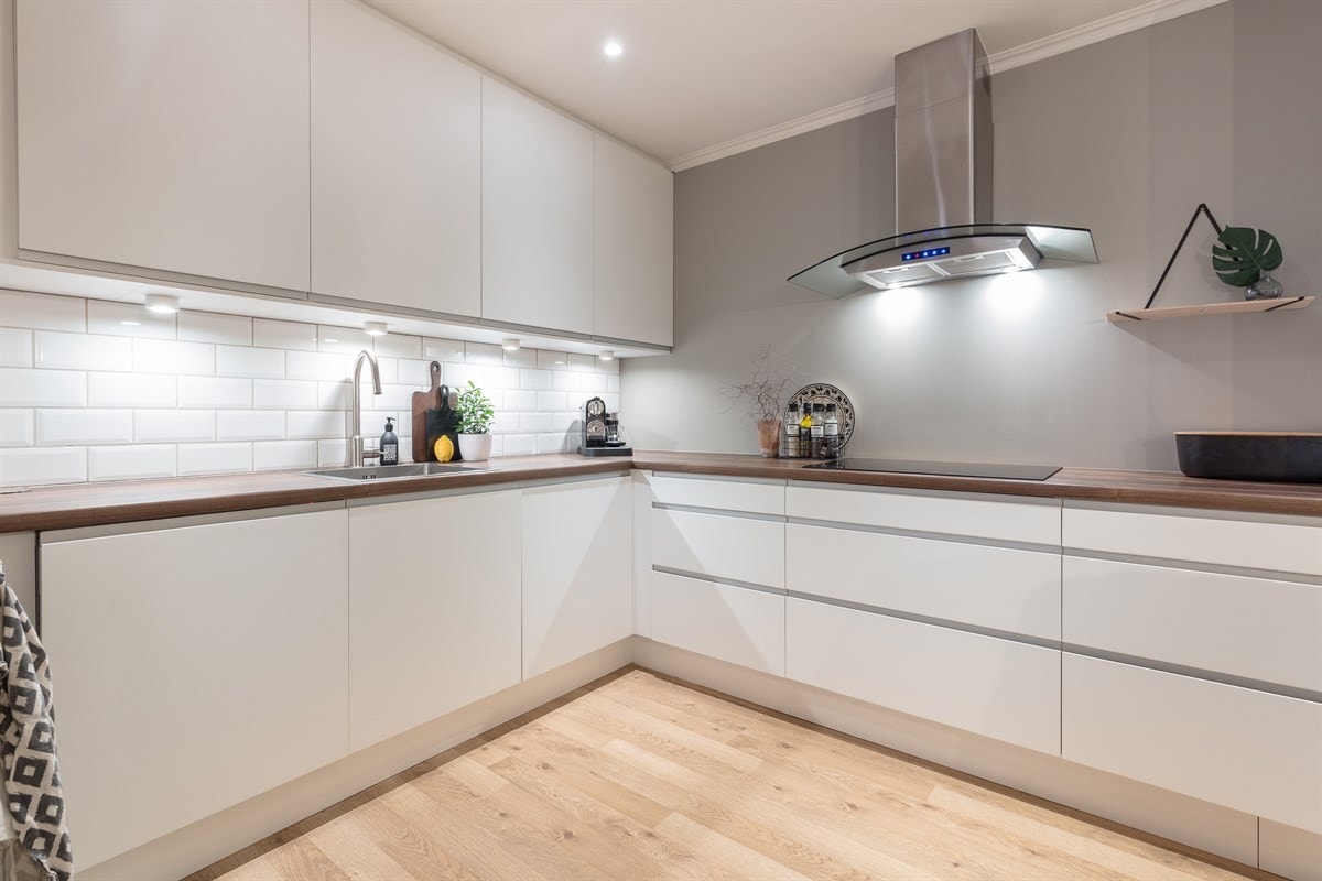 Kjøkkenet byr sjenerøs benke- og lagringsplass i L-formet innredning. Galleribilde