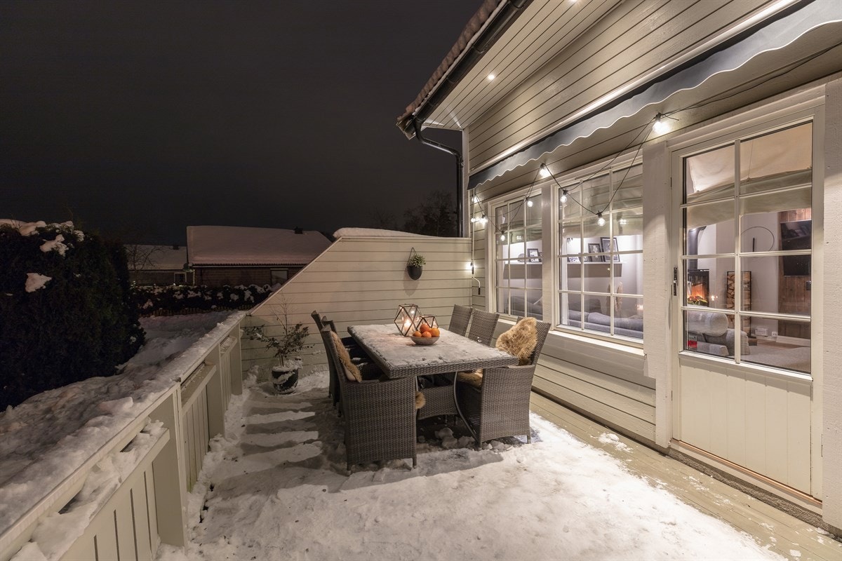 Det er utgang fra stuen i første etasje til en godt skjermet terrasse på ca. 21 kvm mot hagen, og fra loftstuen til balkong på ca. 4 kvm. Begge uteplassene ligger vestvendt og har sol fra ca. klokken 12 til solnedgang. Galleribilde