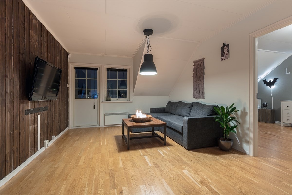 Boligen innehar også en koselig stue i andre etasje med god plass for møblement, noe som gir ekstra spillerom og privatliv for barnefamilier. Galleribilde