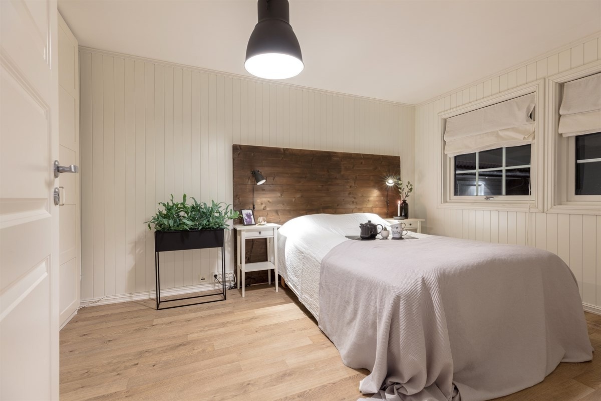 Boligen har tre pent oppussede soverom med god størrelse og med tilhørende garderobeløsning. Galleribilde