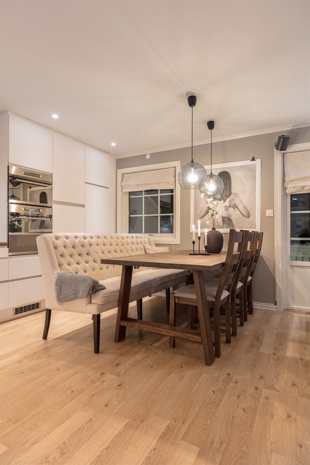 Mot terrassen gir gode vindusflater og terrassedør med glassfelt rikelig med lysinnslipp. Galleribilde