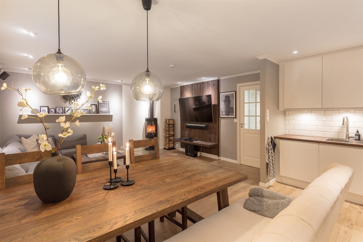 Den åpne løsningen bidrar til å skape en lys, sosial arena som innbyr til hyggelige middagsselskaper i gode venners lag rundt et langbord. Galleribilde