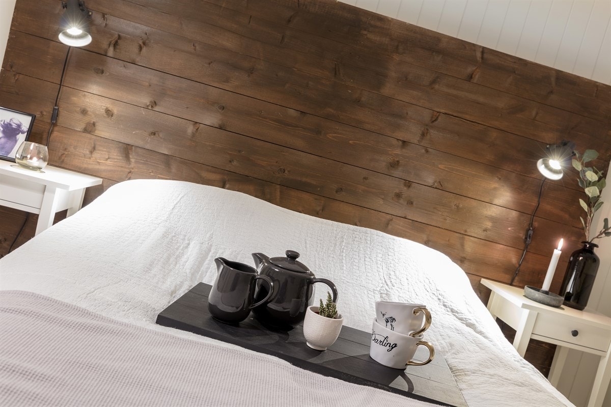 Boligen har tre pent oppussede soverom med god størrelse og med tilhørende garderobeløsning. Galleribilde