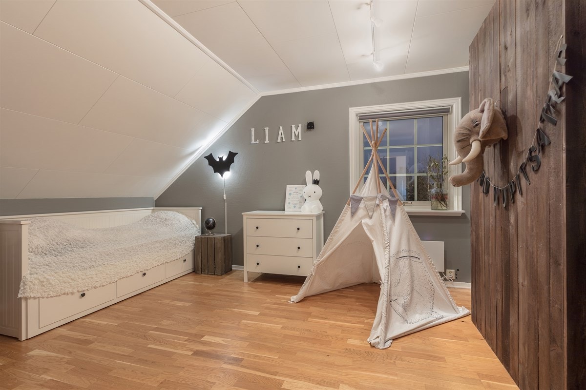 Boligen har tre pent oppussede soverom med god størrelse og med tilhørende garderobeløsning. Galleribilde