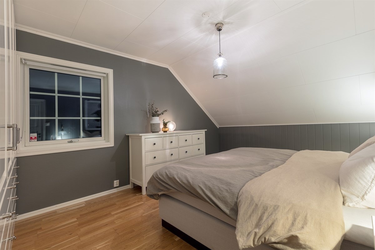 Boligen har tre pent oppussede soverom med god størrelse og med tilhørende garderobeløsning. Galleribilde