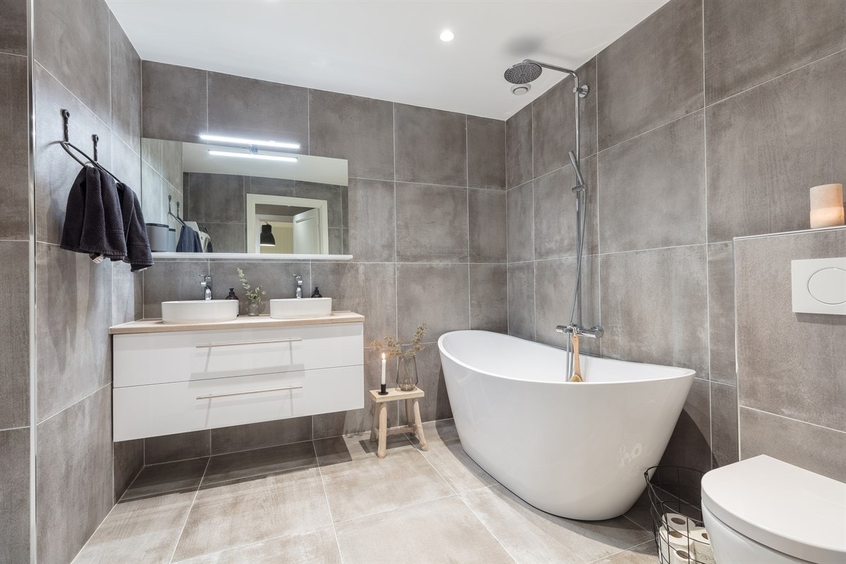 Tomannsboligen inneholder to delikate bad, begge modernisert i regi av fagfolk 2017. Galleribilde