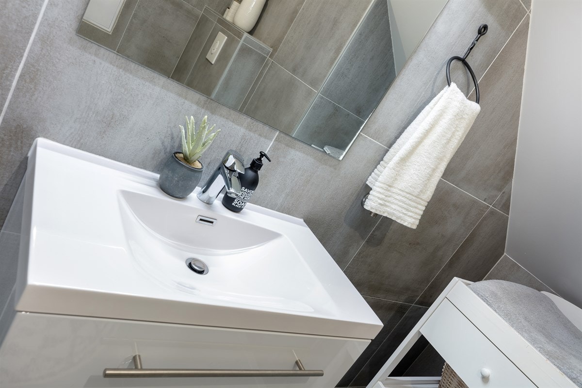 Videre har rommet veggmontert toalett, dusjhjørne med innfellbare glassdører, og opplegg for vaskemaskin. Galleribilde