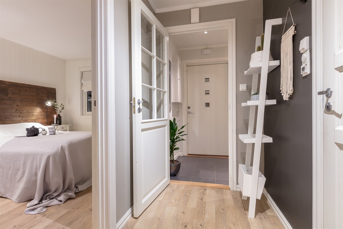 Innenfor dørstokken møtes du av en lys, flislagt entré med gulvvarme og lagringskott. Galleribilde