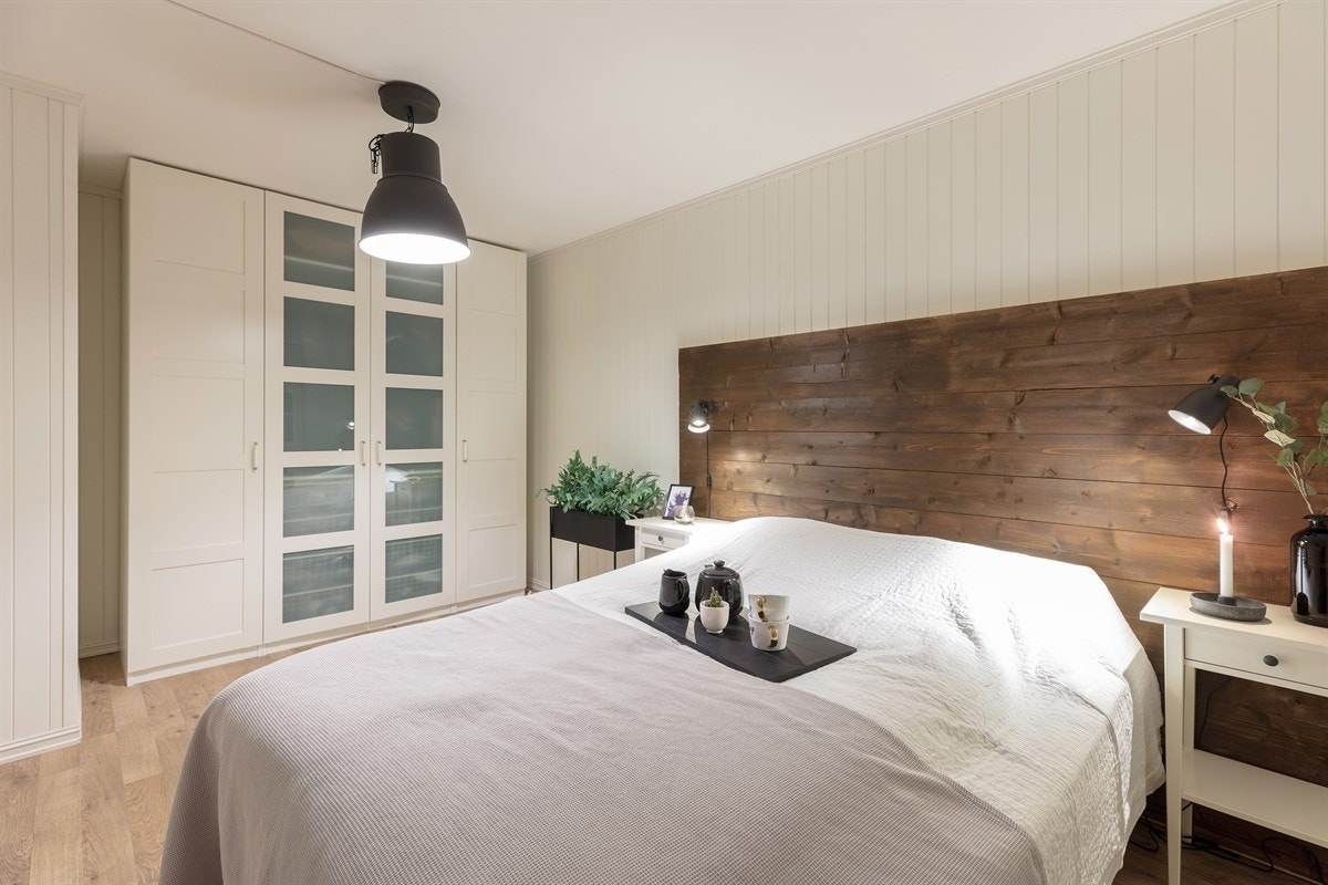 Boligen har tre pent oppussede soverom med god størrelse og med tilhørende garderobeløsning. Galleribilde