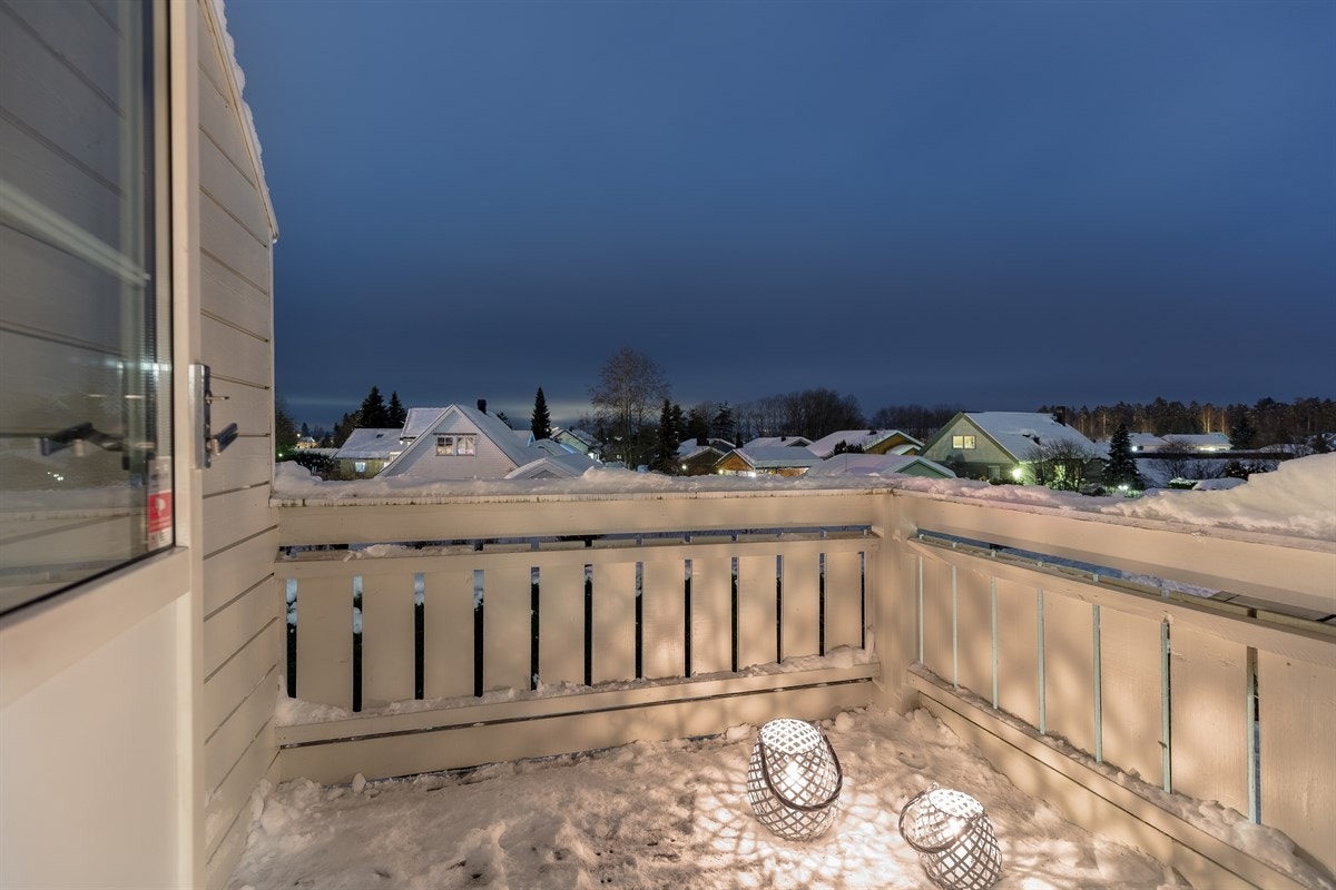 Det er utgang fra stuen i første etasje til en godt skjermet terrasse på ca. 21 kvm mot hagen, og fra loftstuen til balkong på ca. 4 kvm. Begge uteplassene ligger vestvendt og har sol fra ca. klokken 12 til solnedgang. Galleribilde