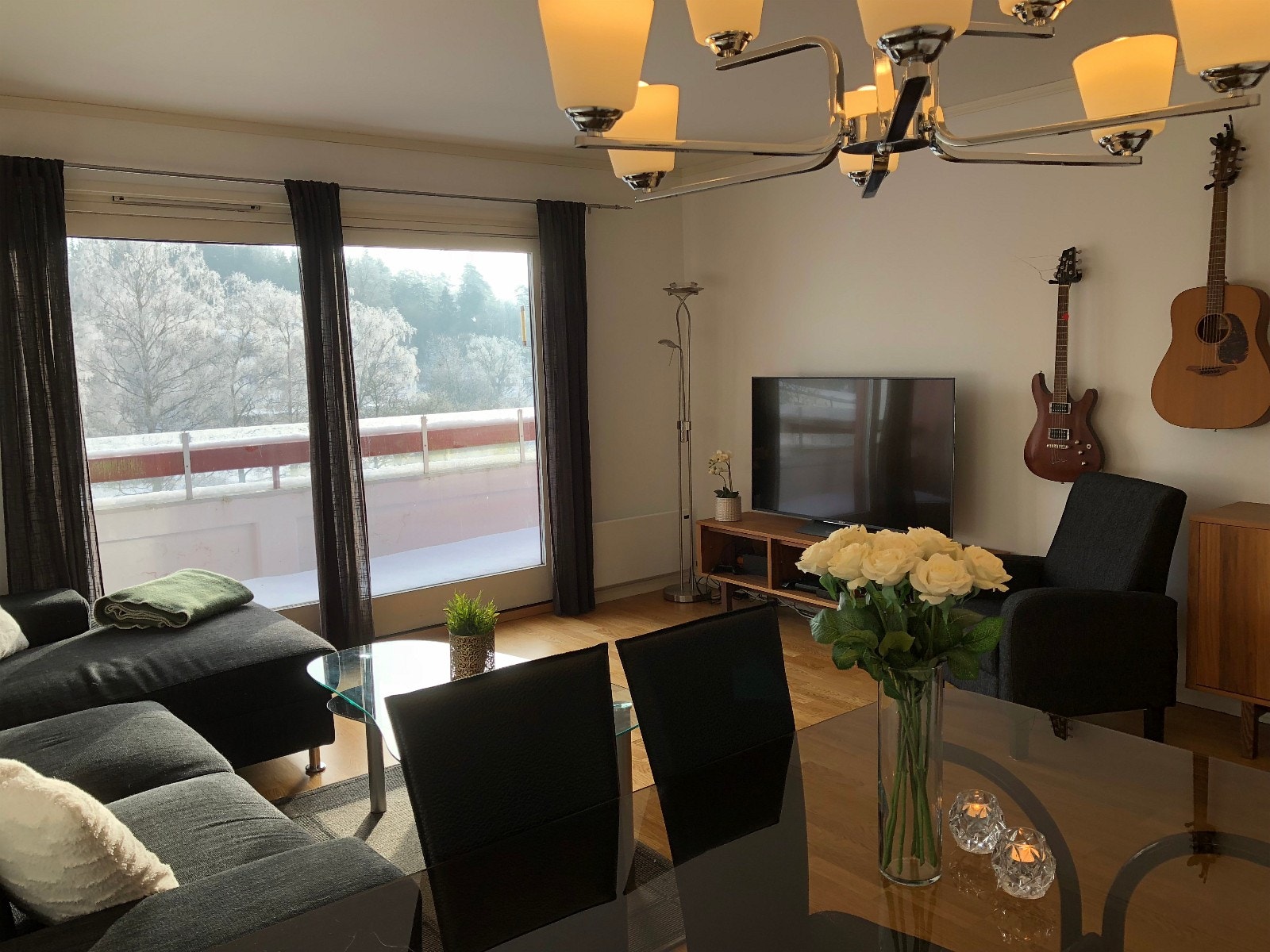 Stor og luftig stue, leder ut til en usjenert balkong Galleribilde