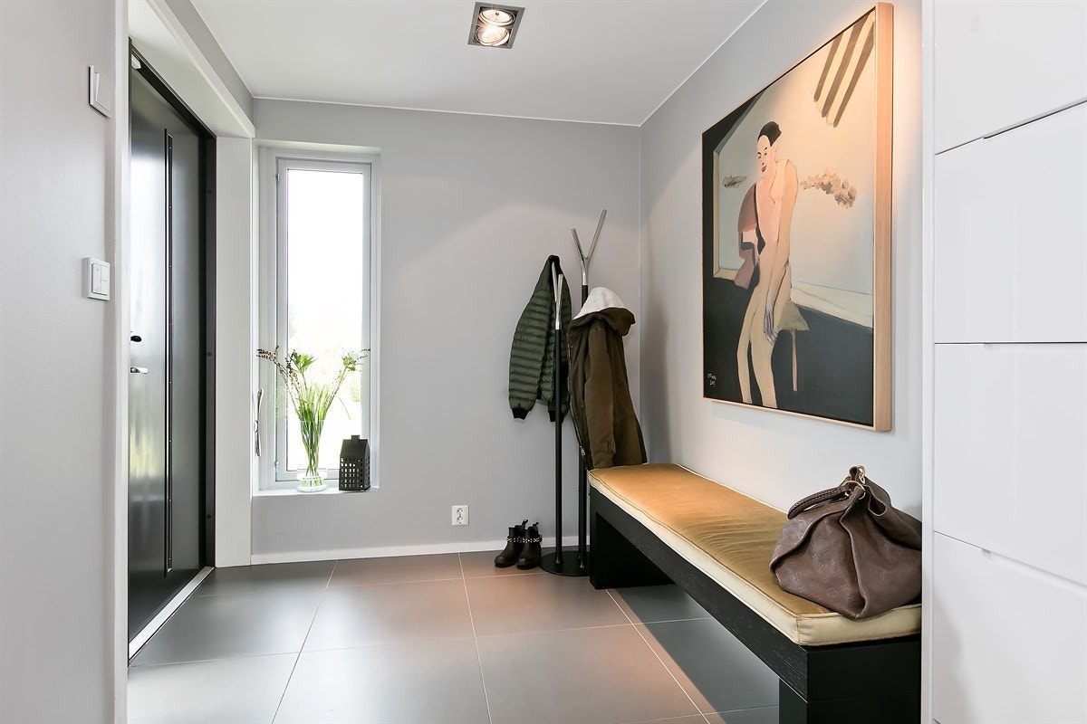 Boligen har en stor og innbydende entré/hall, med god plass til å henge fra seg jakker/sette fra seg sko Galleribilde