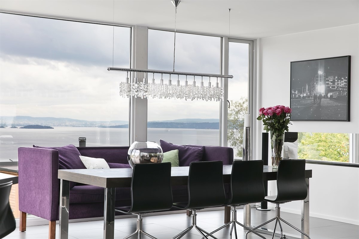 Boligen har vannbåren varme i alle gulv, spottekasser med delta light belysning i oppholdsrommene, lyse malte flater og fliser/2-stavs parkett på gulv Galleribilde