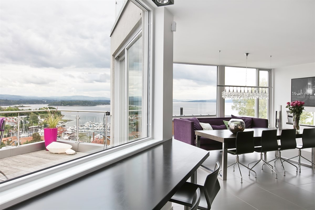 Det er gjennomgående store vindusflater i hele boligen, og en rekke steder å nyte den fantastiske utsikten Galleribilde