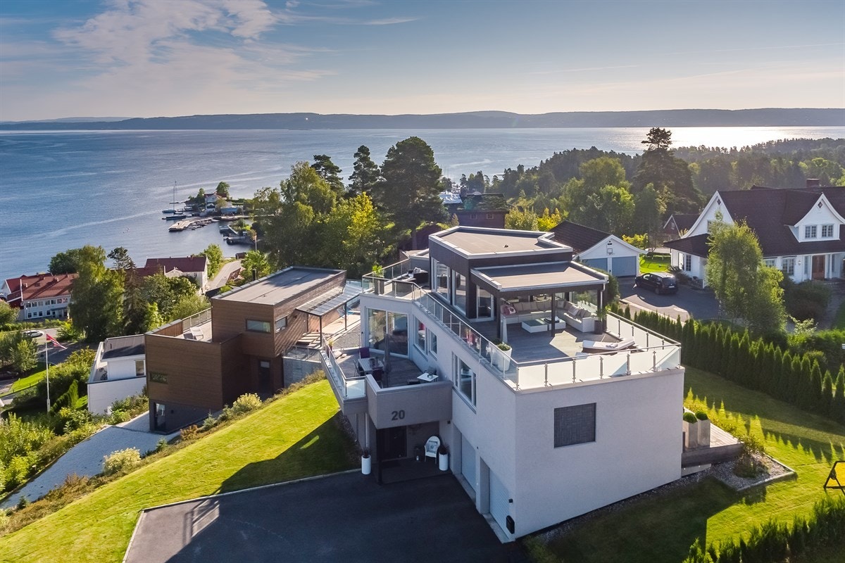 Eiendommen er pent opparbeidet, med terrasser, gressplen, beplantning og asfaltert gårdsplass Galleribilde