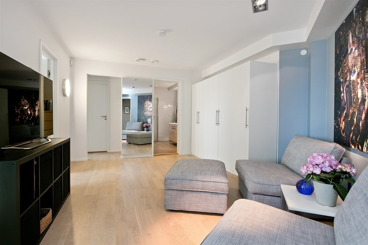 TV-stue i boligens underetasje. God plass til en sofa, stoler e.l. Flere store garderobeskap medfølger boligen Galleribilde