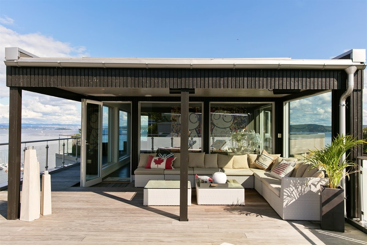 Deler av takterrassen er overbygget og har varmelamper i taket. En flott uteplass fra tidlig vår til sene høstkvelder Galleribilde