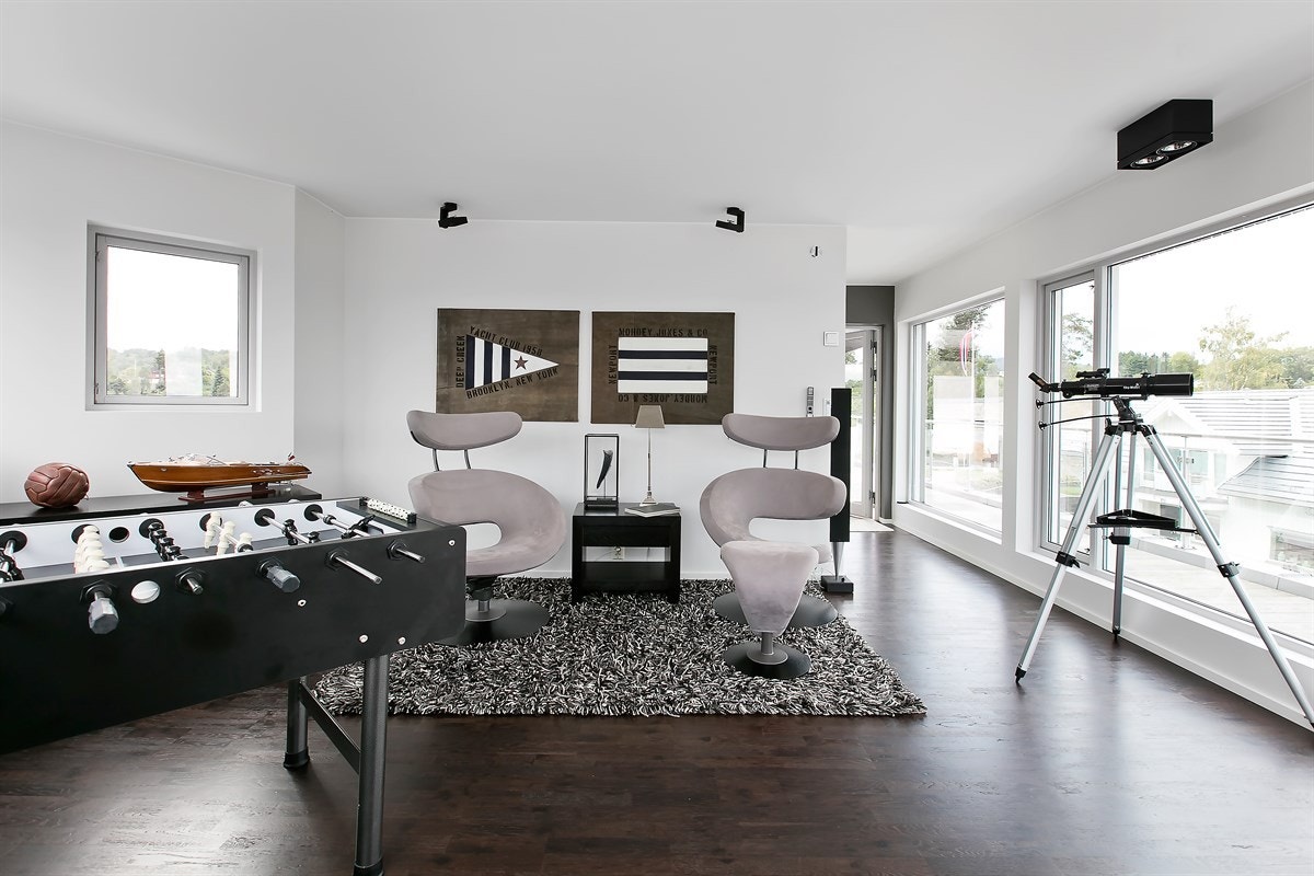 I takstuen er det også gjennomgående store vindusflater, samt utgang til takterassen to steder Galleribilde