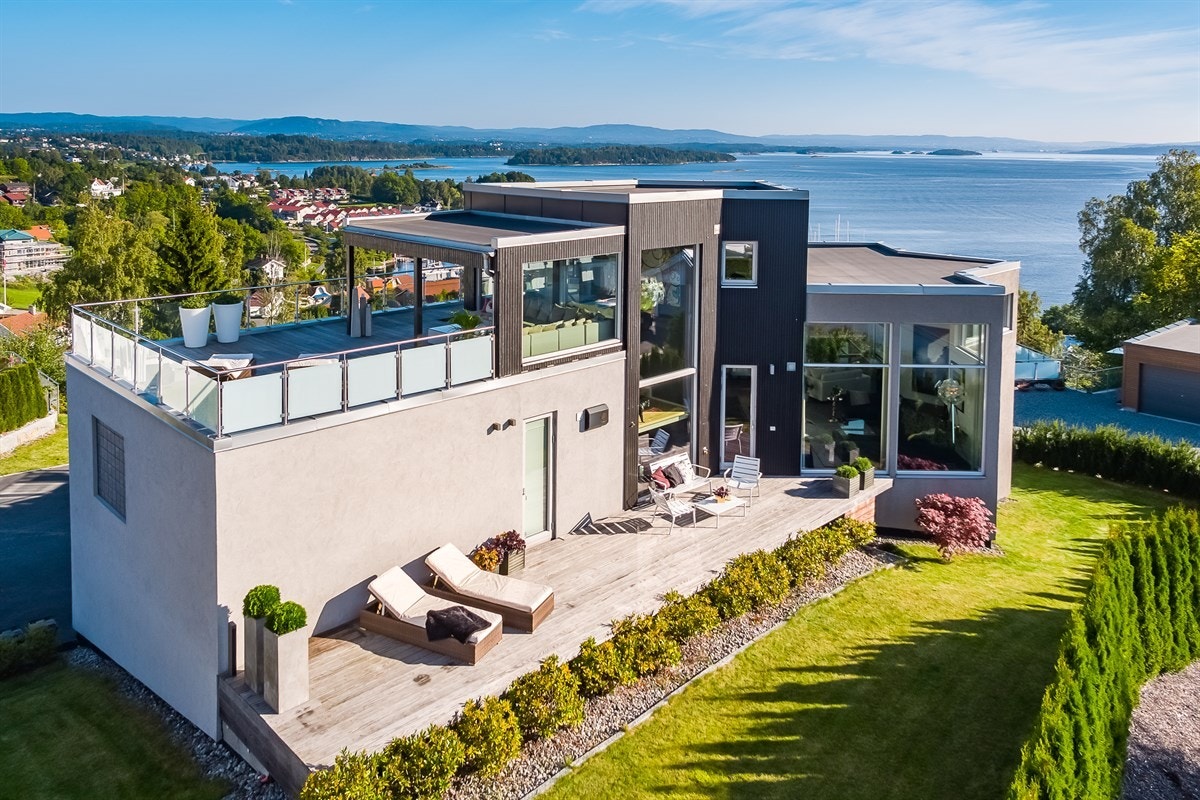 Med sine 135 kvm med terrasser, store vindusflater og arkitektoniske løsninger er huset tilpasset eiendommen på en svært gjennomtenkt måte. Galleribilde