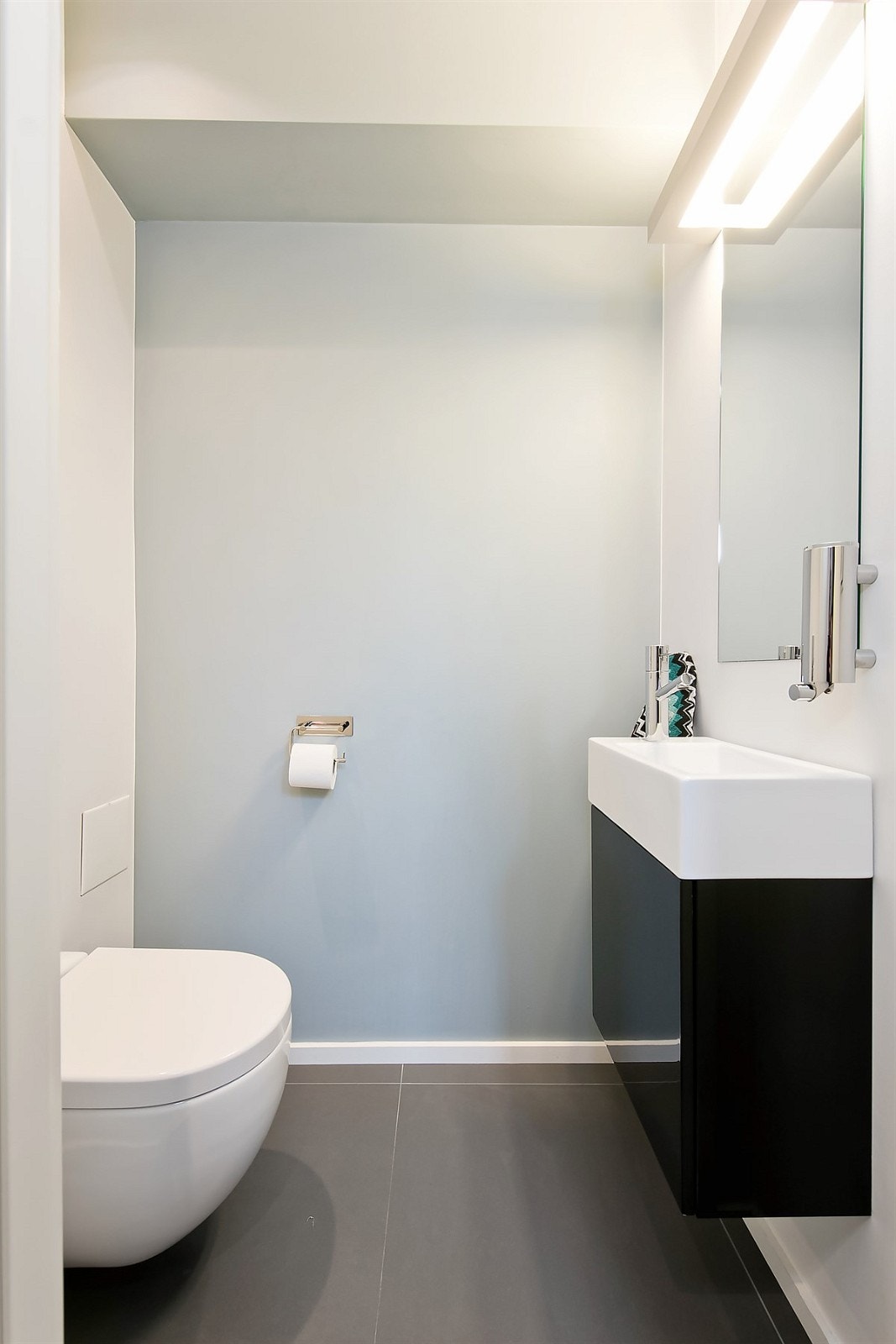 Praktisk separat toalett med tilgang fra hallen i underetasjen. Innredet med servant og toalett Galleribilde