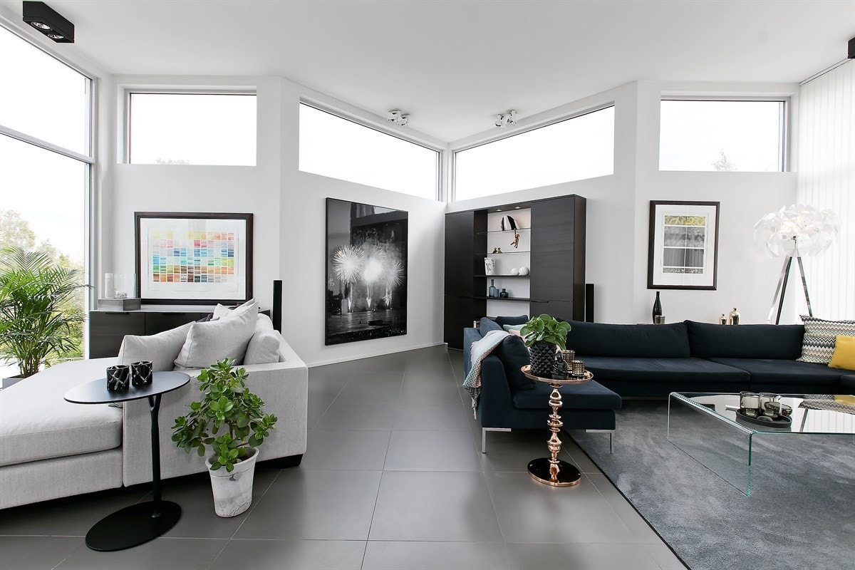 I stuen er det store vindusflater mot tre himmelretninger slipper inn godt med naturlig lys, og skaper en god atmosfære i rommet Galleribilde