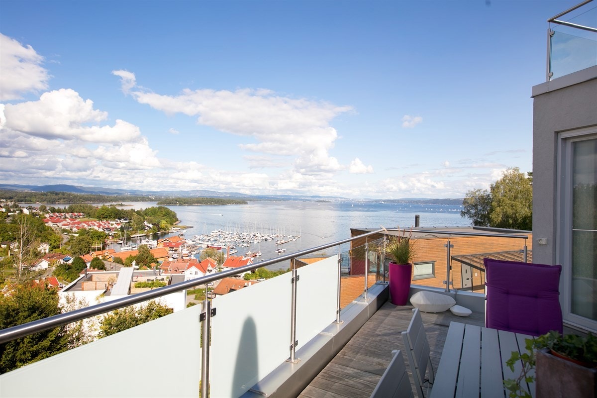 Fra kjøkken/spisestue er det utgang via skyvedør til en stor terrasse med kveldssol Galleribilde