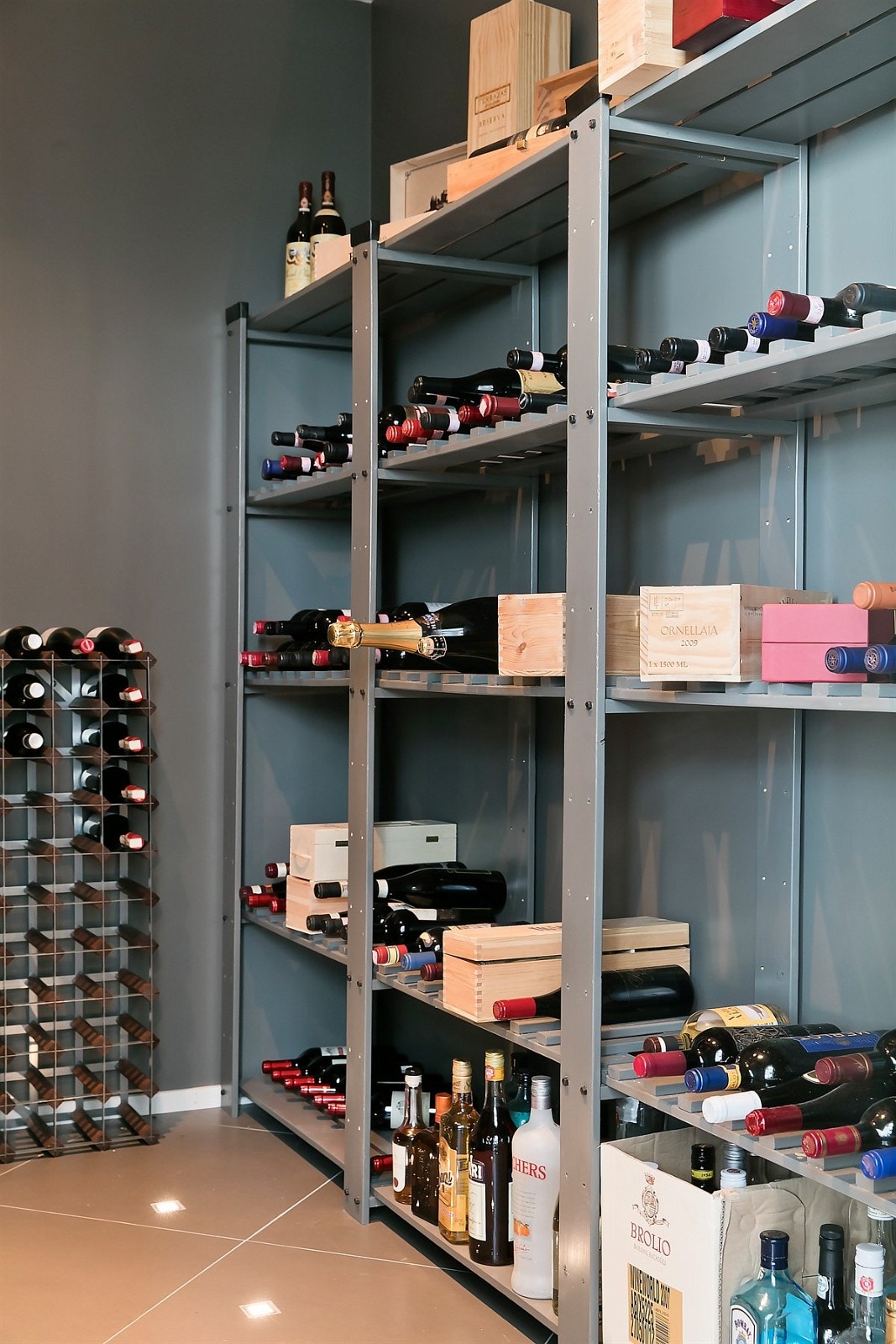 Vinrom/kjølerom innredet med hyller tilpasset vinflasker. Konvektor med kjøling. Downlights i himling og i gulv Galleribilde
