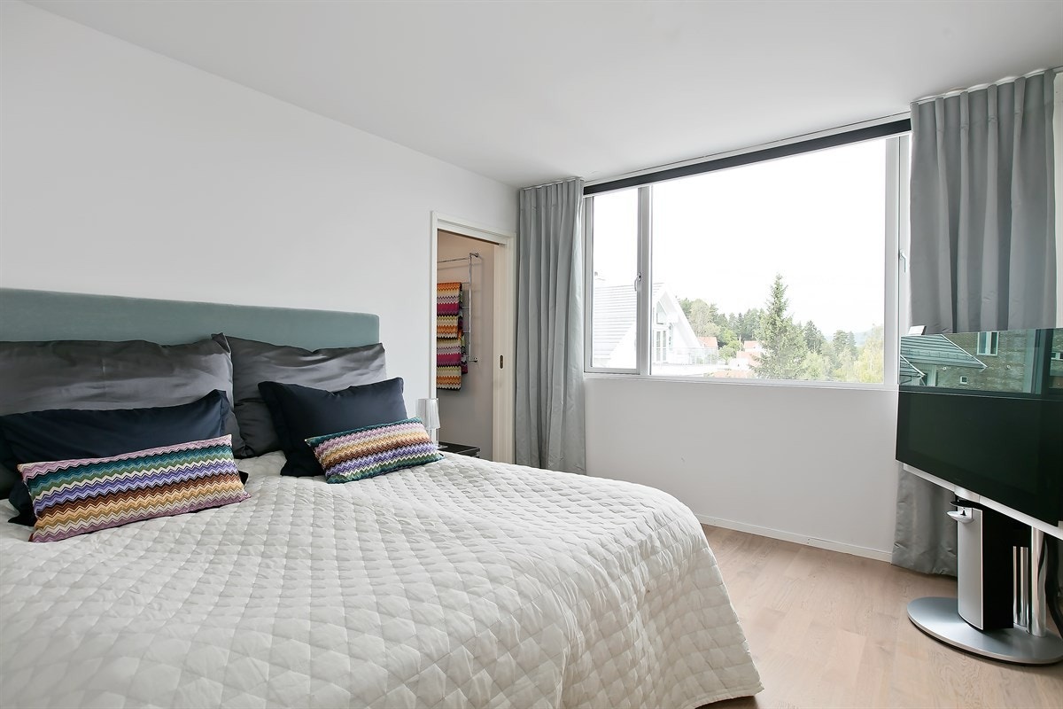 Boligens hovedsoverom ligger i 1.etasje, og er lyst og romslig. God plass til dobbeltseng. Tilgang til privat master-bad og omkledningsrom Galleribilde