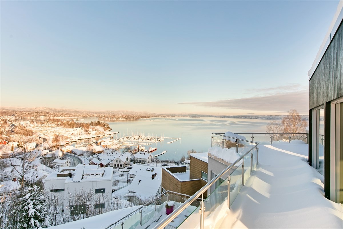 Eiendommen ligger innerst i en liten stikkvei, på kanten av åsryggen med både vidstrakt utsikt og svært gode solforhold Galleribilde