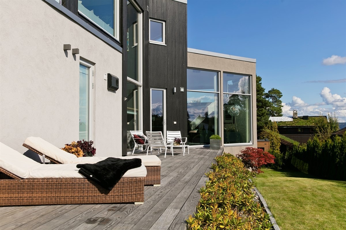 Skjermet og usjenert terrasse med gode solforhold på baksiden av boligen Galleribilde