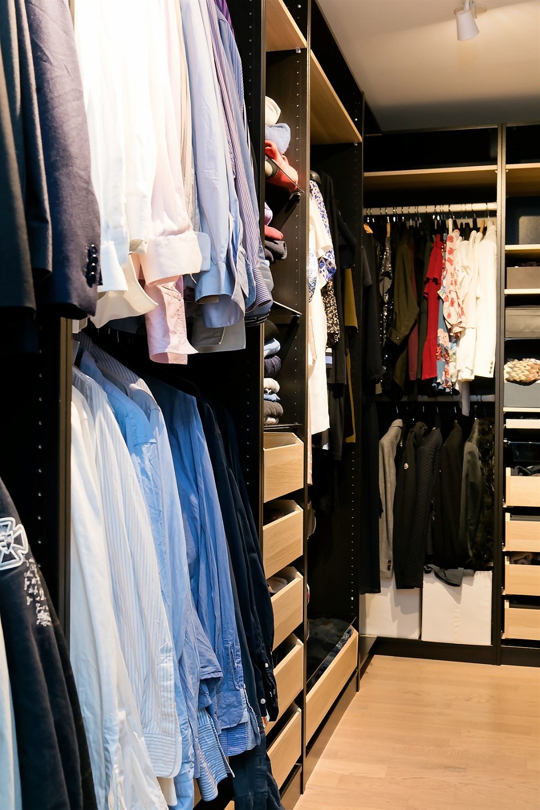 Flott omkledningsrom rikelig utstyrt og innredet med skuffer, hyller og oppheng Galleribilde