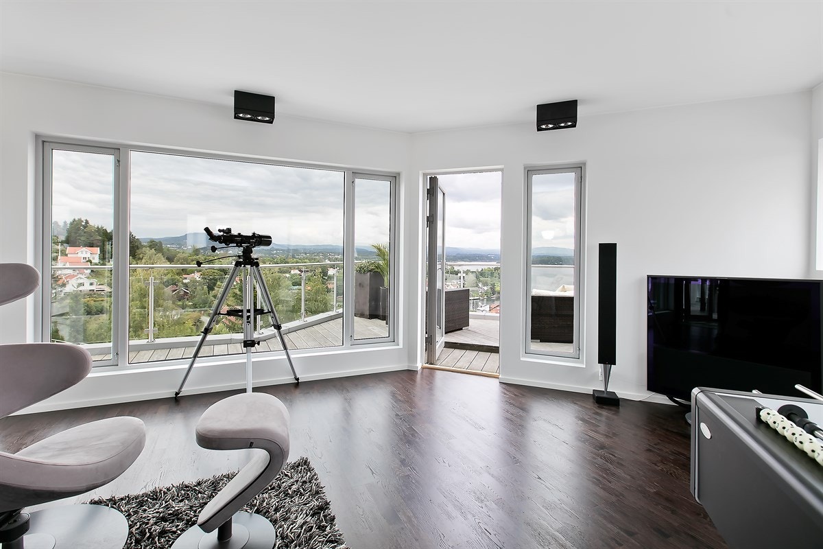 Flott takstue i boligens 2.etasje, og her kan man virkelig nyte den spektakulære utsikten Galleribilde