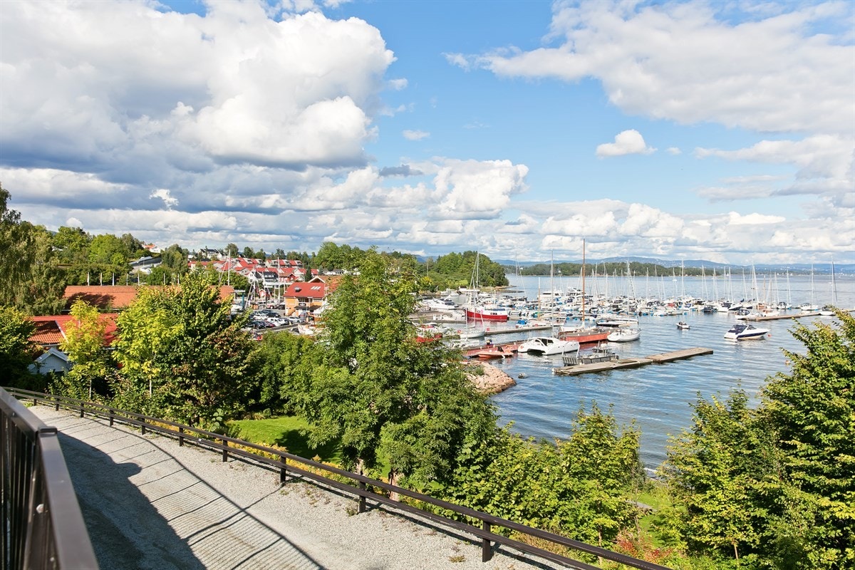 Det er mange flotte tur- og rekreasjonsmuligheter i området, med bl.a kyststien som strekker seg fra Holmen til Slemmestad Galleribilde