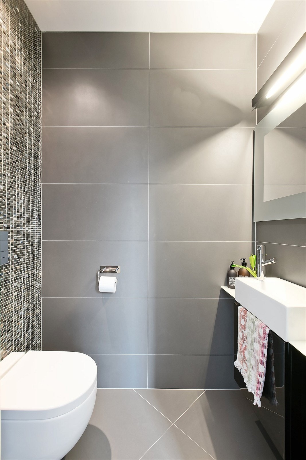 Pent og praktisk separat toalett, innredet med servant og toalett Galleribilde