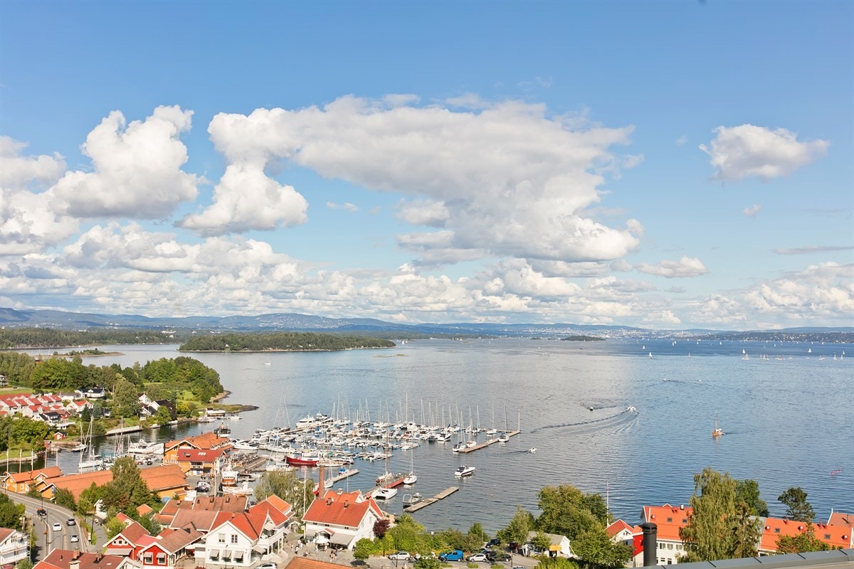 Eiendommen har en av Vollens beste beliggenheter med spektakulær sjøutsikt Galleribilde