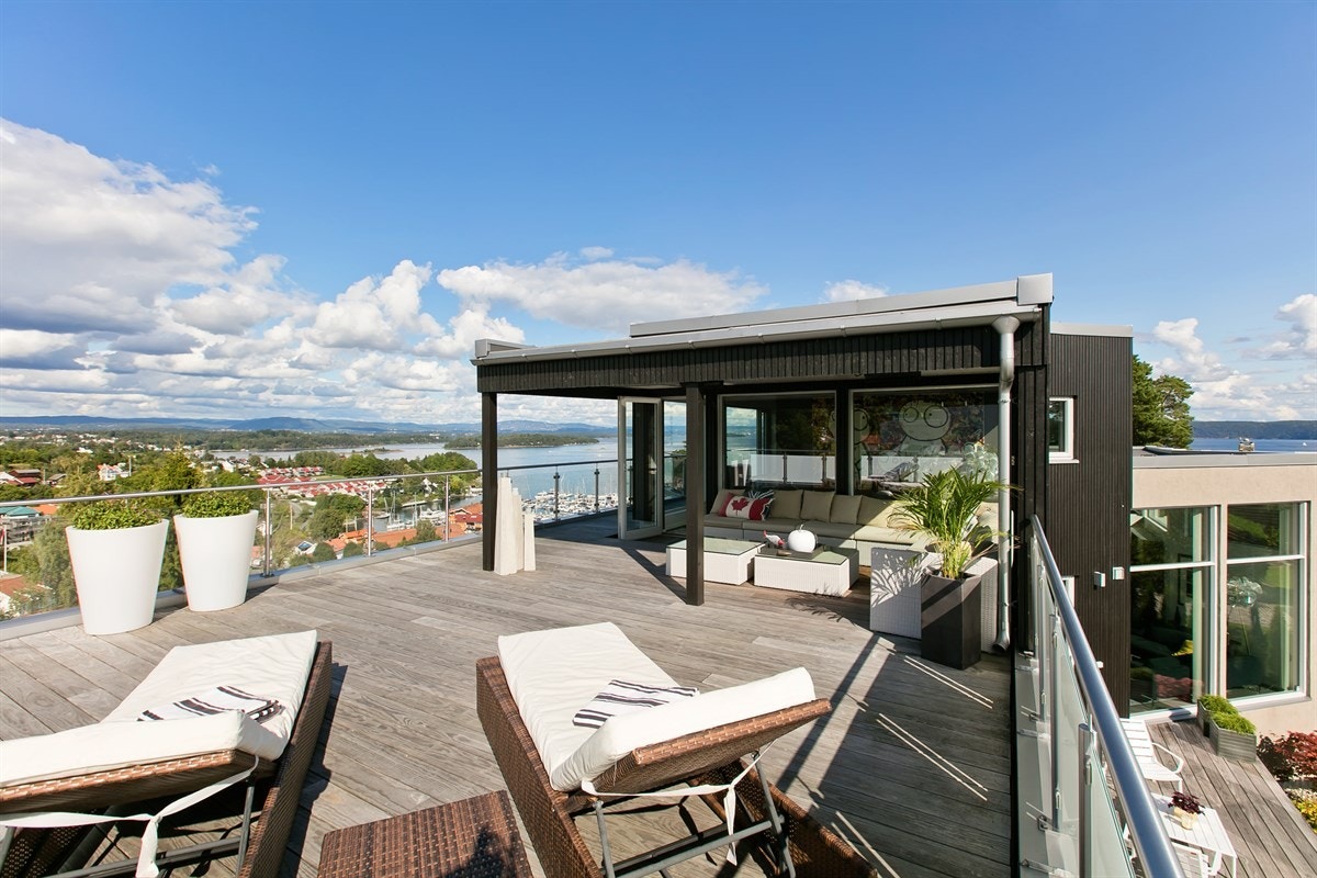 Takterassen har også kebonydekke og rekkverk i stål og glass/frostet glass Galleribilde