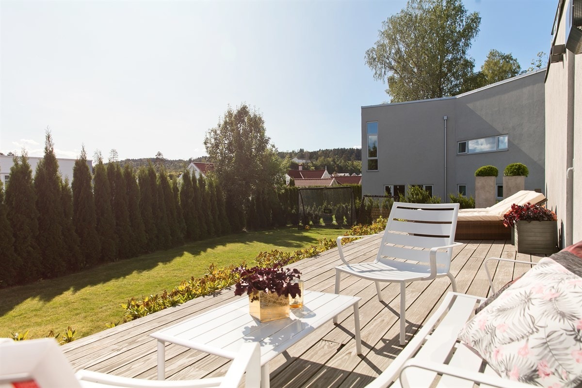 Alle terrasser har kebonydekke. Flott opparbeidet tomt med gressplen og beplantning Galleribilde